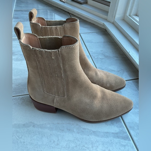 Banana Republic suede Chelsea bootie - Picture 2 of 5